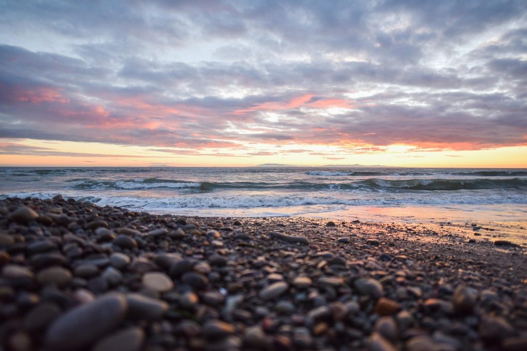 plage-galets-couché-de-soleil